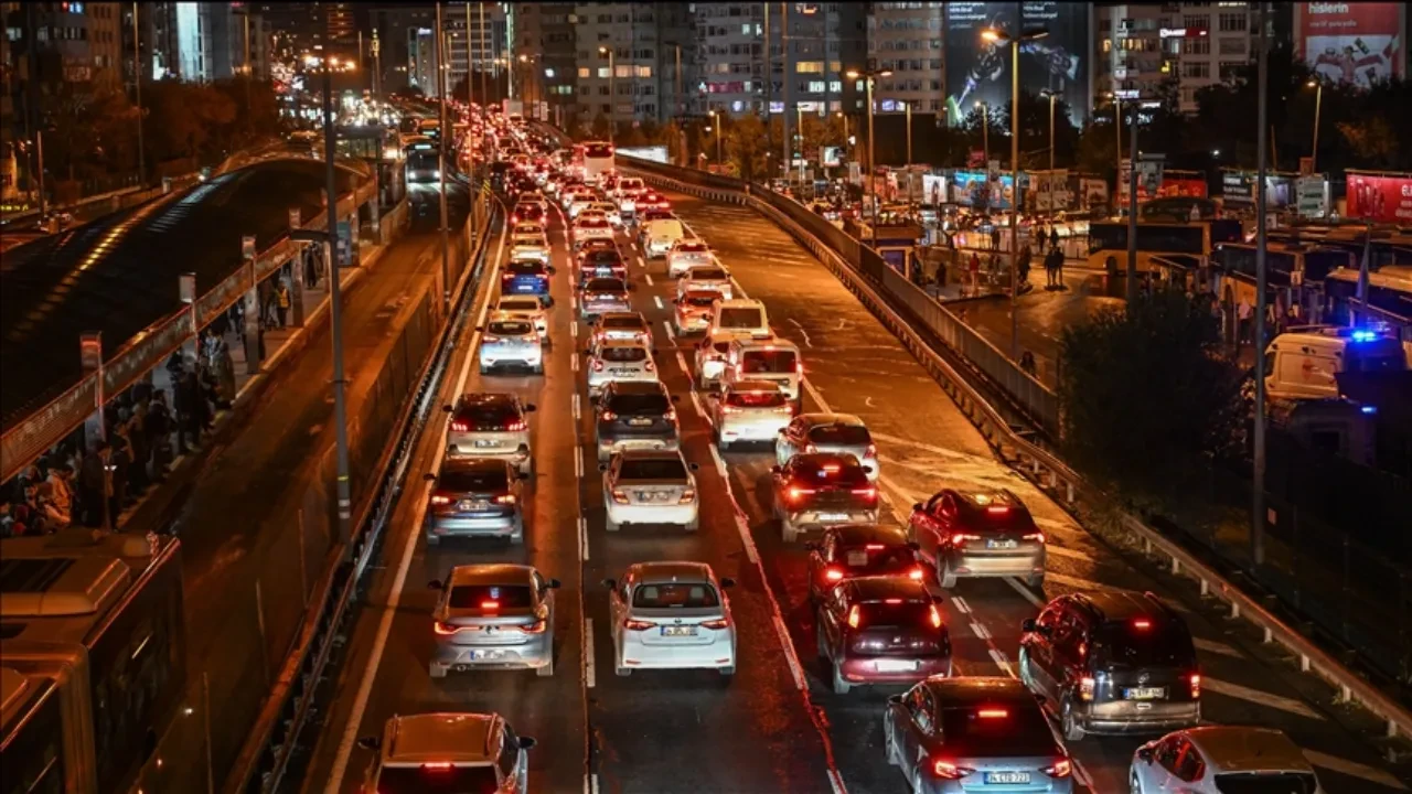 Kar tatili bitti, trafik başladı! İş çıkışı ve derbi çilesi İstanbul’u kilitledi