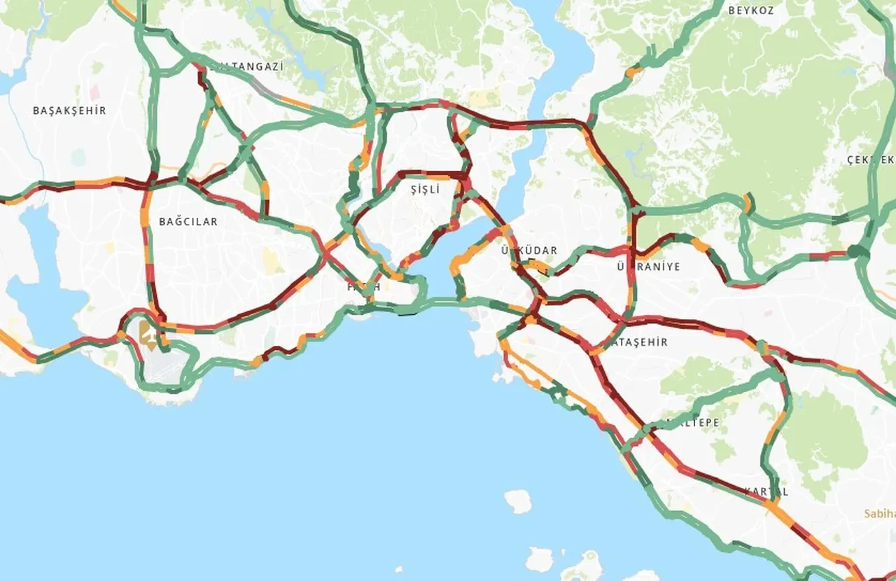 Kar tatili bitti, trafik başladı! İş çıkışı ve derbi çilesi İstanbul’u kilitledi