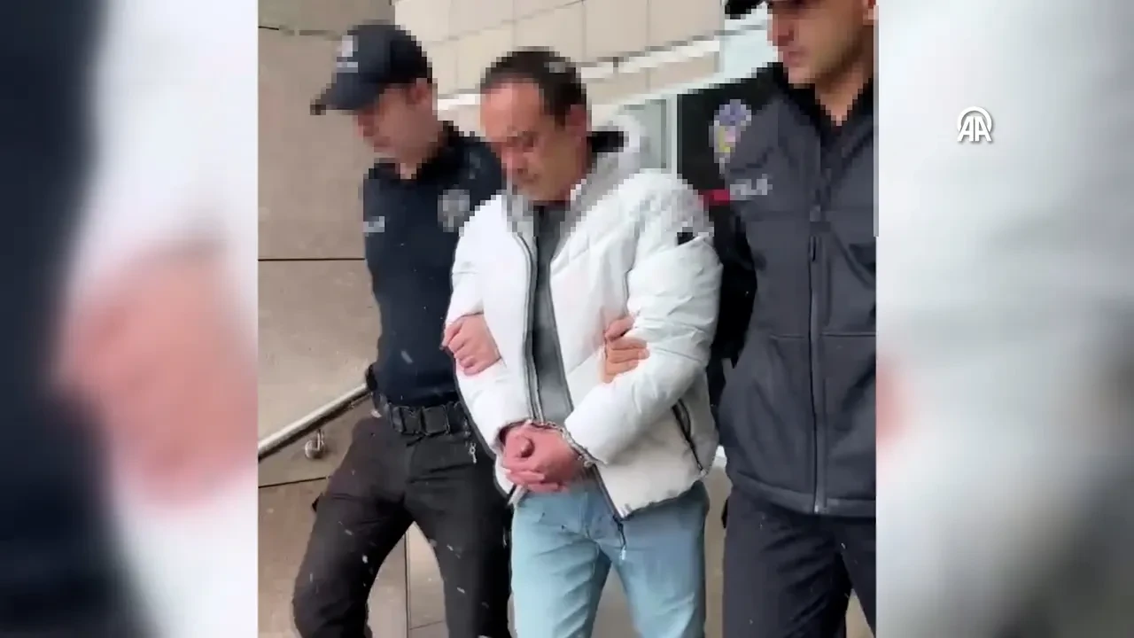 Kar topu oynayan çocukları silahla tehdit etti! Akılalmaz olay kamerada