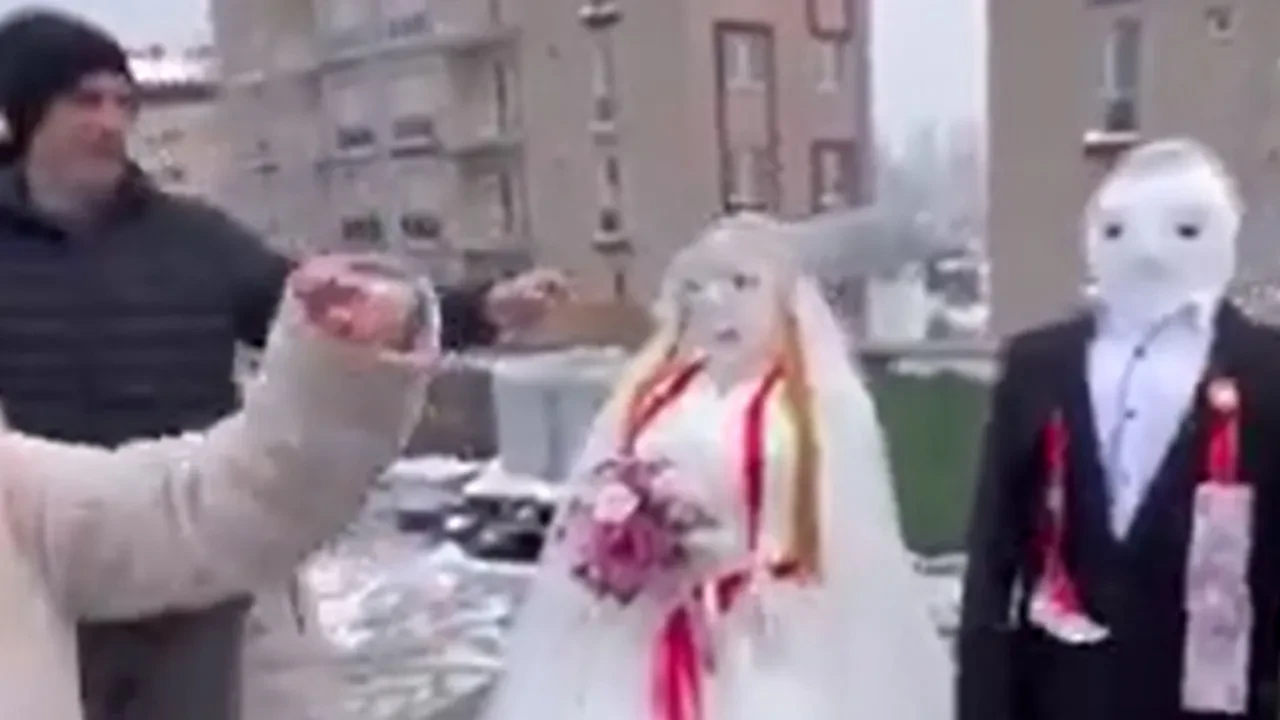 Kardan gelin ve damat yapıp dans ettiler