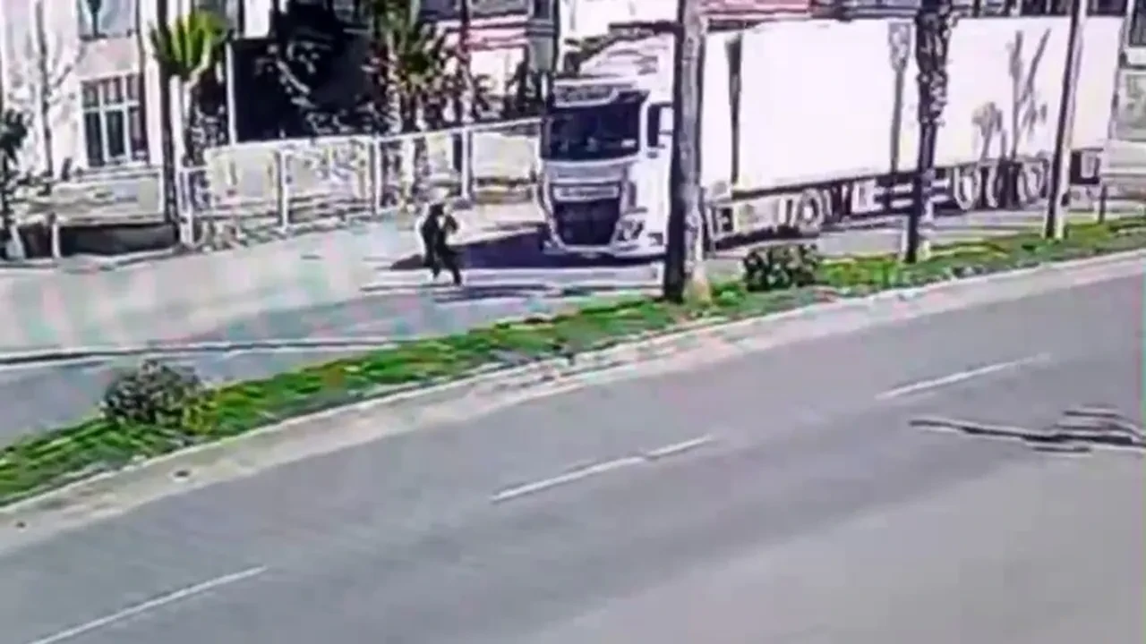 Mersin'de feci kaza! Yolun karşısına geçmeye çalışan kıza tır çarptı: O anlar kamerada