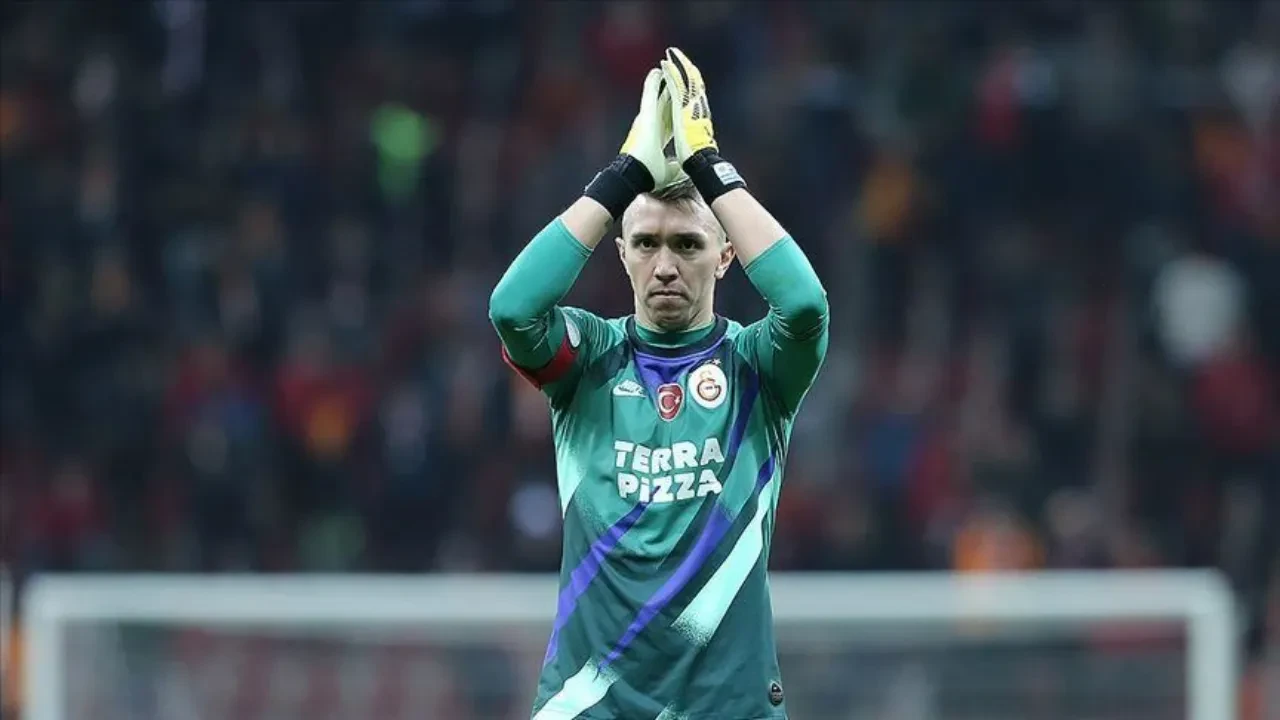 Muslera Galatasaray'a veda mı etti? Derbi öncesi efsane file bekçisinin paylaşımı gündeme geldi