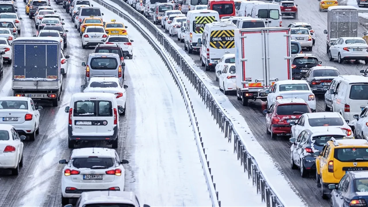 Öğrencilerin kar tatili bitti! İstanbulluların trafik çilesi başladı 