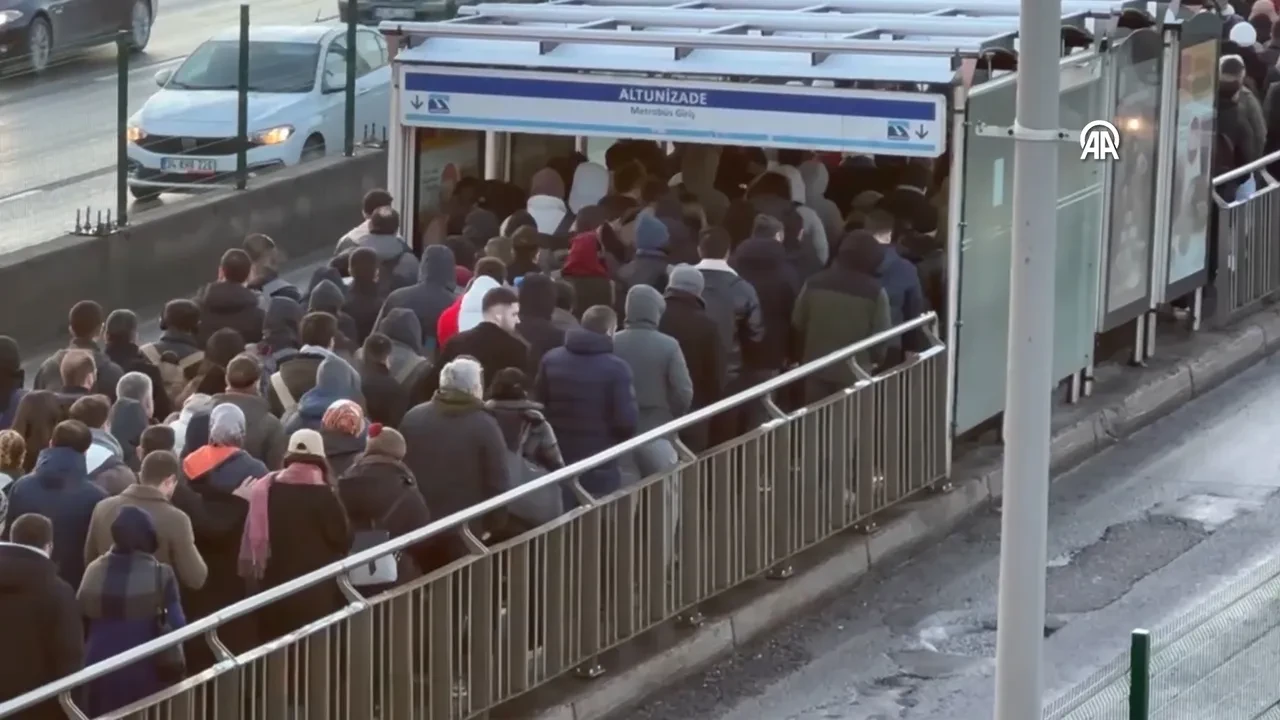Öğrencilerin kar tatili bitti! İstanbulluların trafik çilesi başladı 