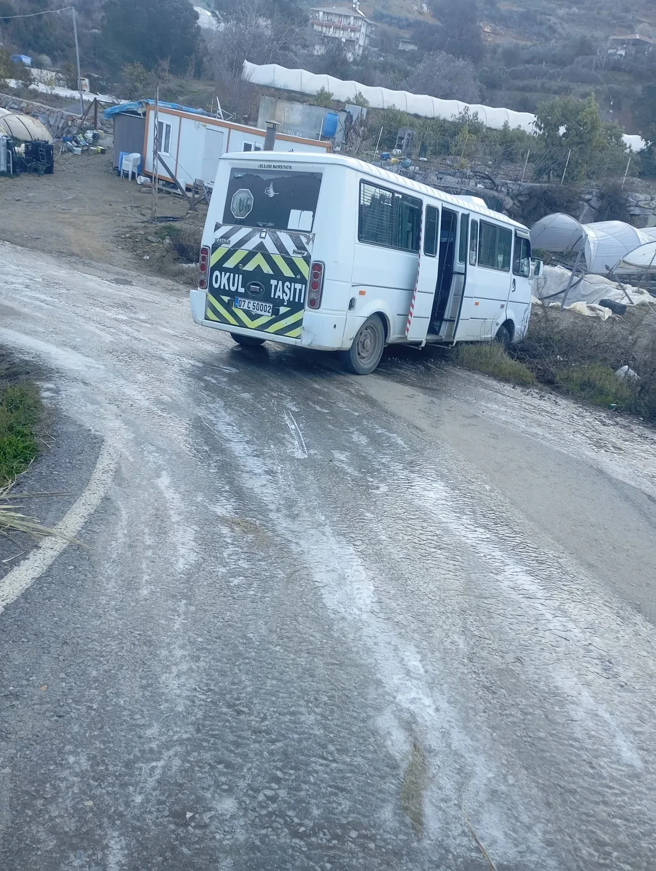 Okul servisi içinde öğrencilerle buzda kaydı! Facianın eşiğinden dönüldü