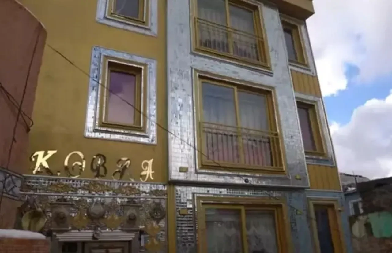 Testo Taylan, Kobra Murat’ın evine gitti! Altın kaplamalı klozet ve klima olay oldu