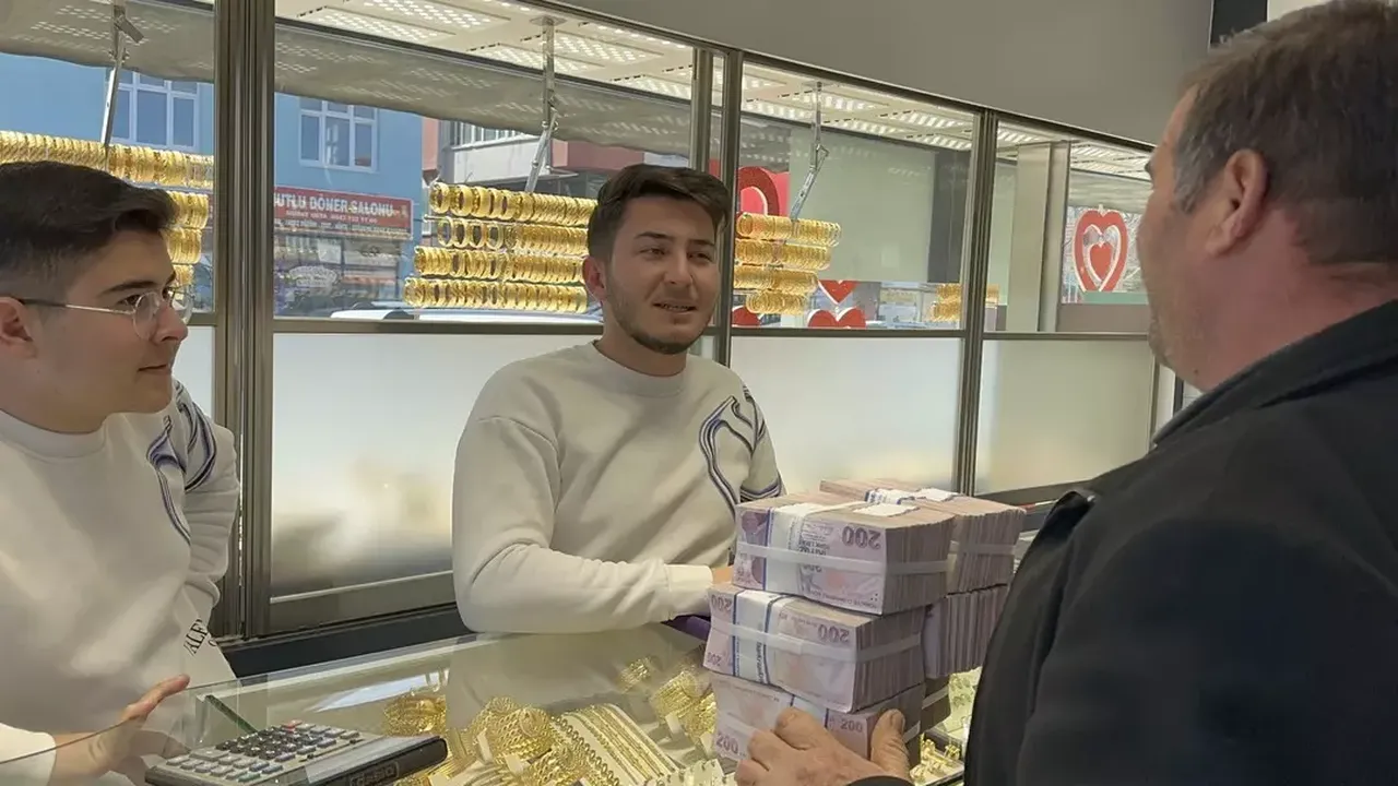 Aksaraylı vatandaştan alkışlanacak hareket! Hesabına yanlışlıkla tam 1 milyon 152 bin TL geldi