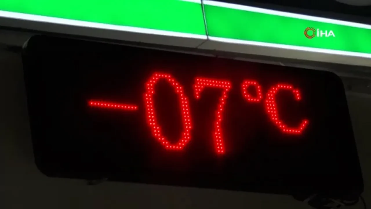 Ankara buz kesti! Termometreler çıldırdı: Kuğulu Park'ın havuzu dondu