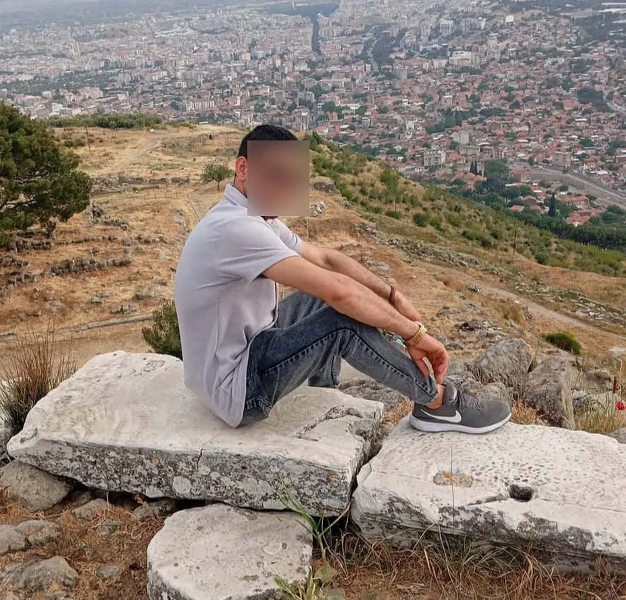 Baba oğul kavgasında kan aktı! Sokak ortasında kuşun yağdırdı