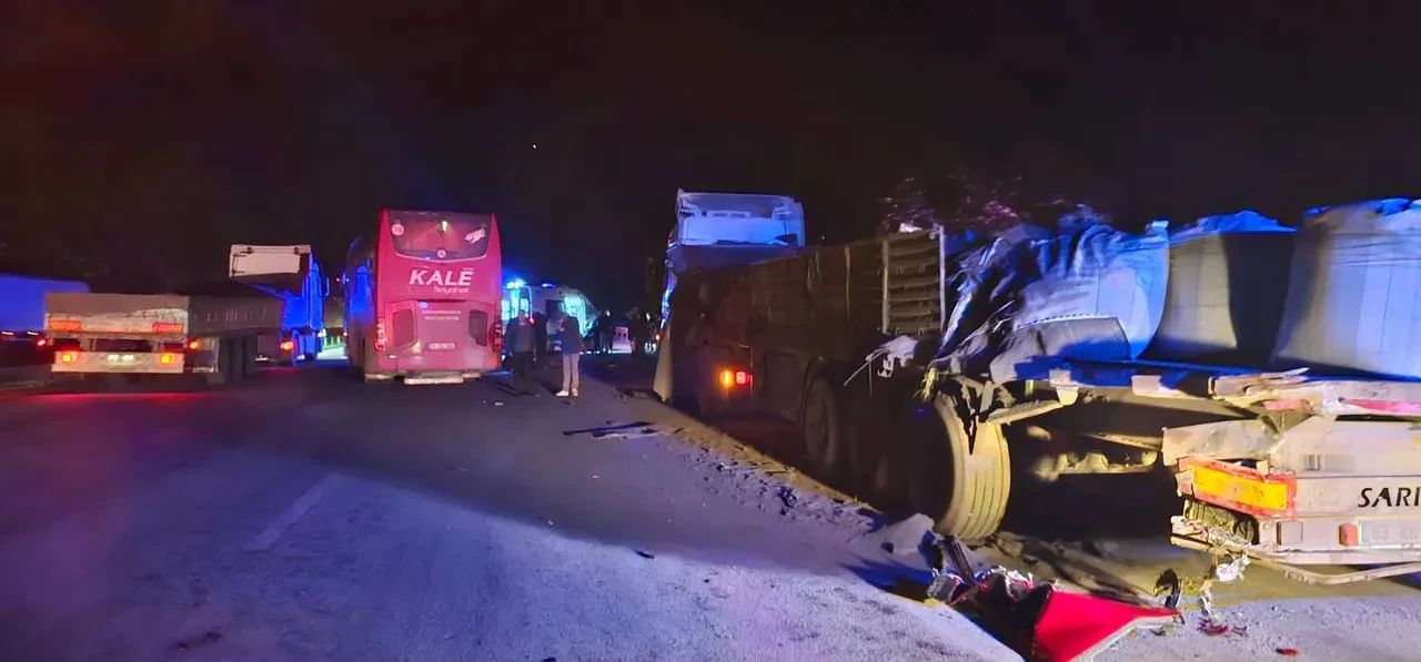 Otoyolda yolcu otobüsü tıra çarptı: 6 yaralı