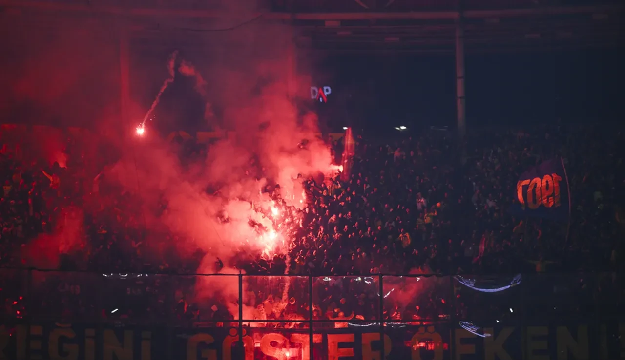 Galatasaray-Fenerbahçe derbisinde taşkınlık çıkaran 71 taraftar hakkında işlem yapıldı!