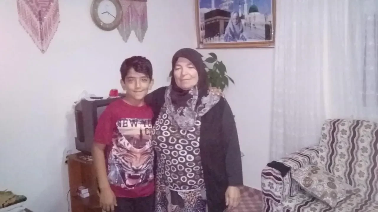 İki bilezik karşılığında bebeğini vermiş! Askerden döndüğünde evlatlık olduğunu öğrendi: "Annem kim deyince kahroluyorum"