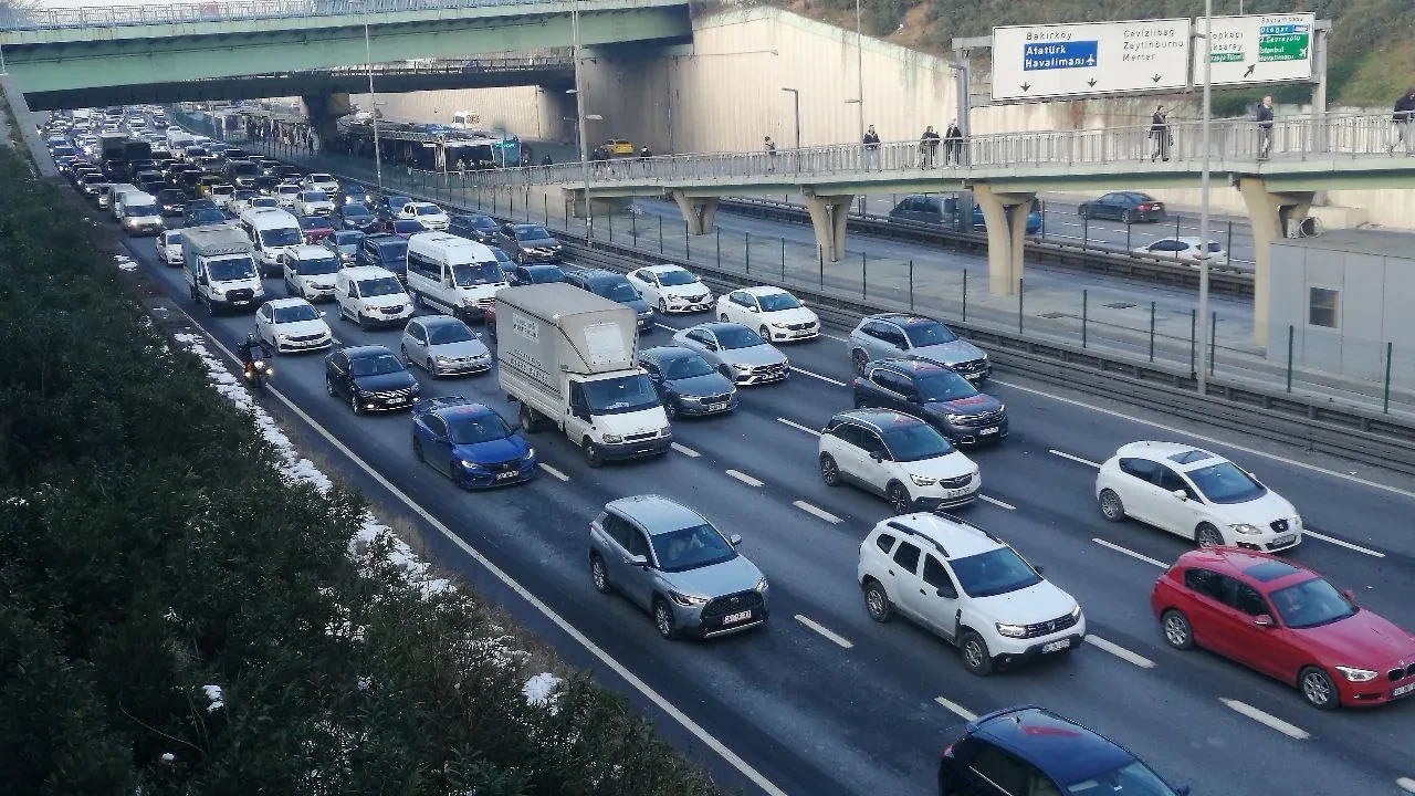 İstanbul'da trafik eskisi gibi: Yoğunluk yüzde 80'e dayandı