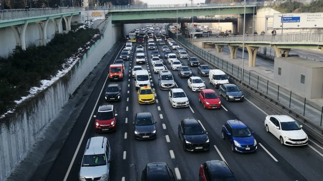 İstanbul'da trafik eskisi gibi: Yoğunluk yüzde 80'e dayandı