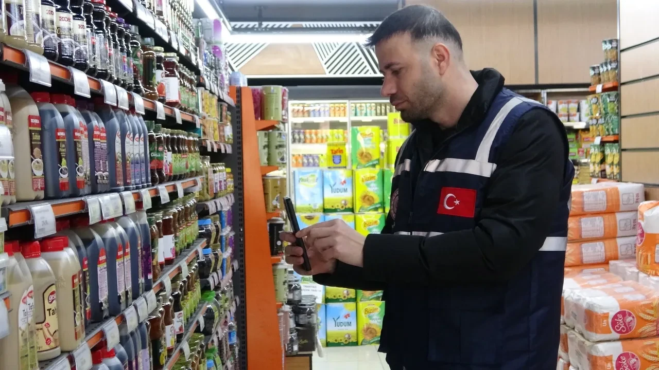 Ramazan öncesi marketlerde fahiş fiyat denetimi! Etiket ve kasa fiyatlarını karşılaştıran ekipler, fırsatçılara göz açtırmıyor