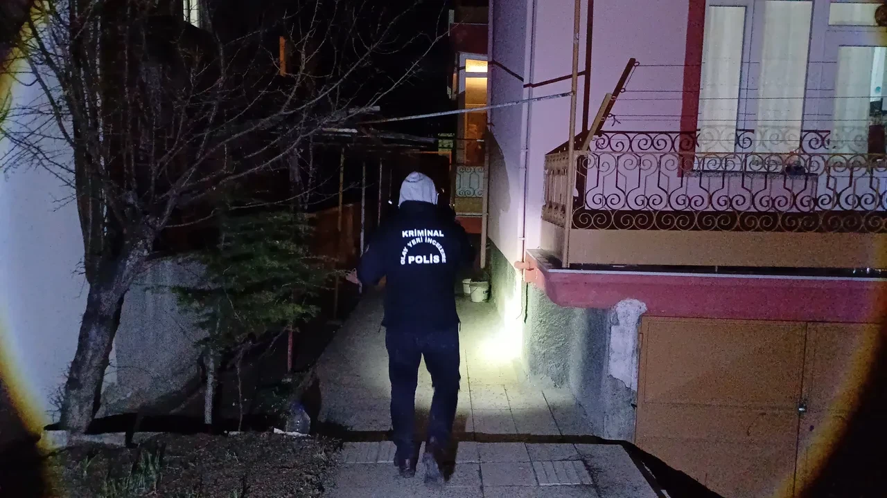 Arkadaşları eve geldiğinde cansız bedenini buldu! 26 yaşındaki gencin şüpheli ölümü