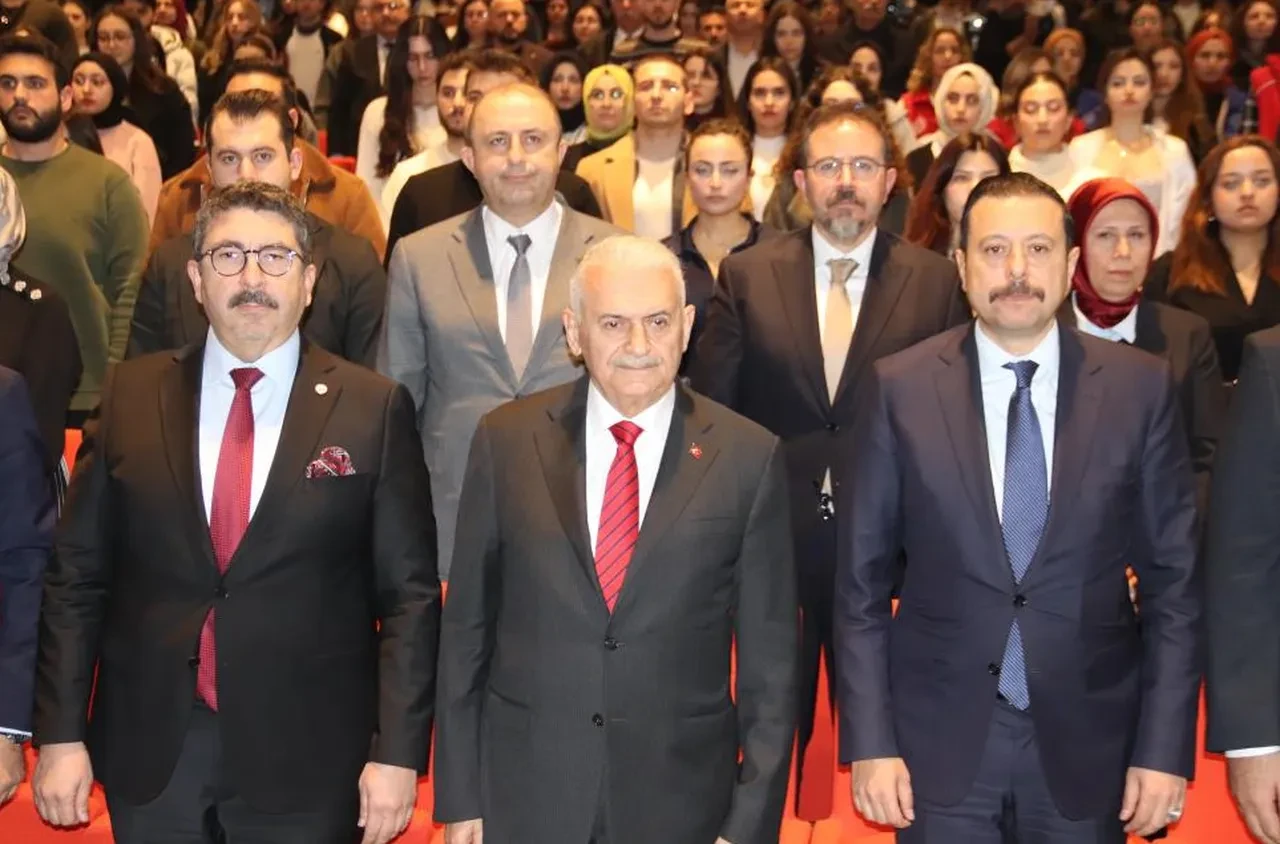 Binali Yıldırım'dan Anayasa değişimi mesajı: Erdoğan'ın tekrar aday olmasının yolu açılmalı!