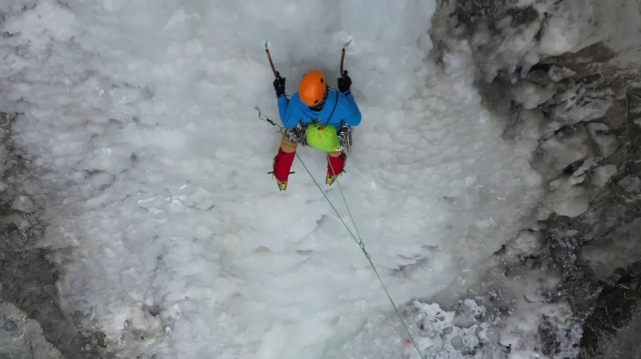 Buz tutan şelaleye tırmandılar! Nefes kesen anlar