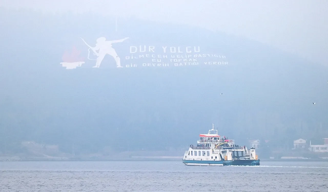 Çanakkale Boğazı'nda gemi trafiğine sis engeli
