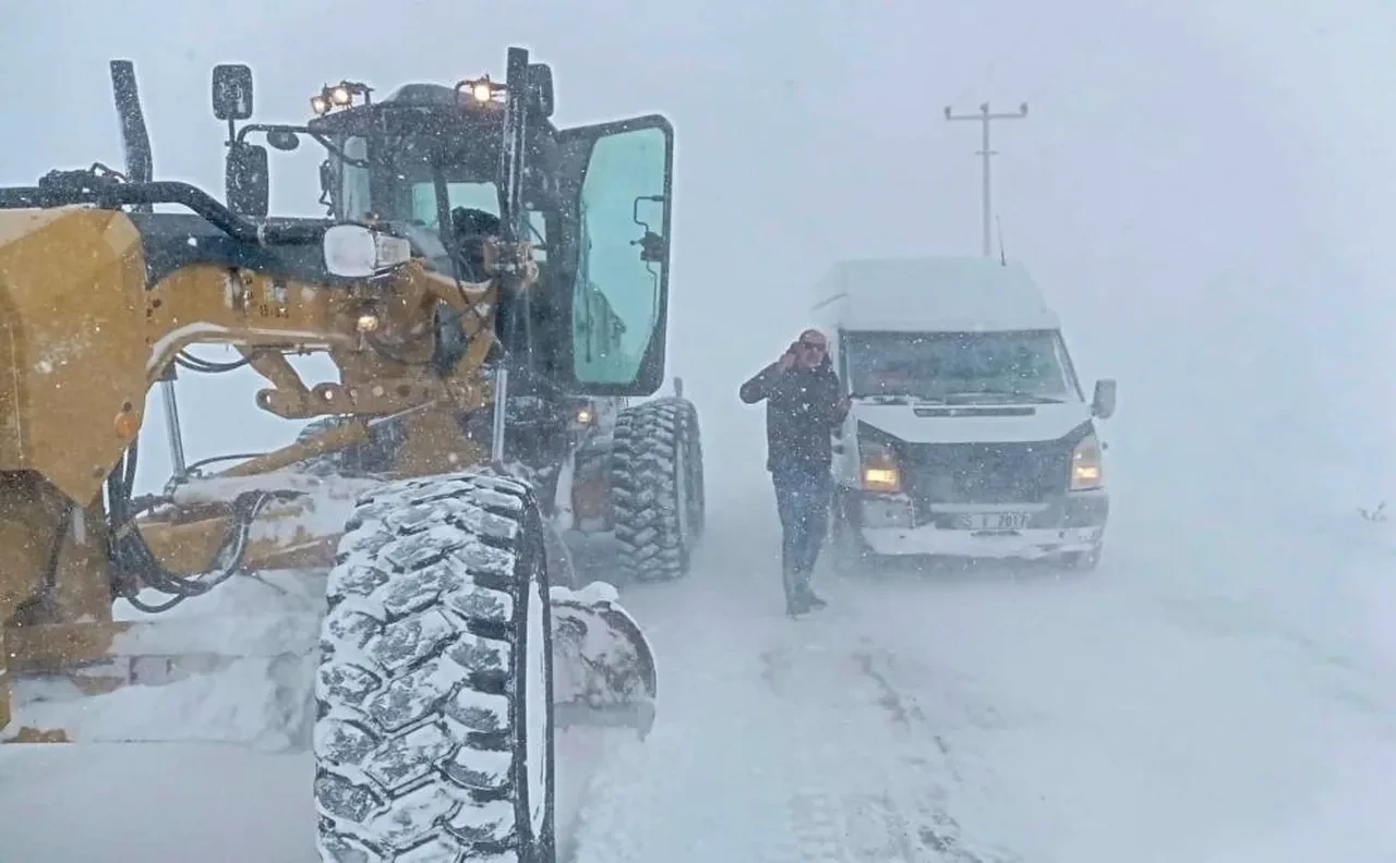 Okullar yarın var mı? (27 Şubat 2025) Kar tatili haberleri peş peşe!