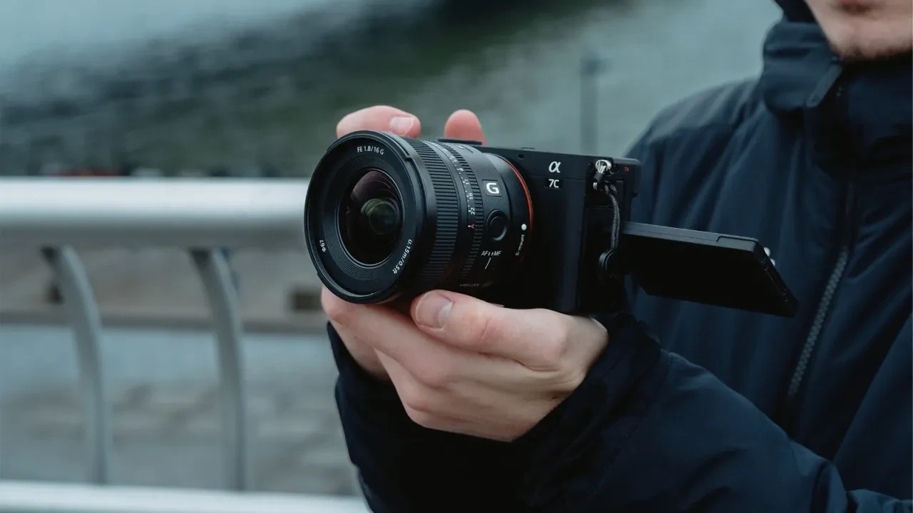 Sony'nin yeni FE 16mm F1.8 G lensi duyuruldu: Mükemmel bokeh, üstün netlik