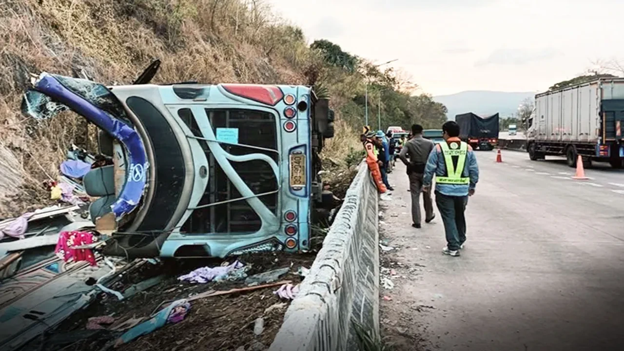 Tayland'da otobüs devrildi! Çok sayıda ölü ve yaralı var