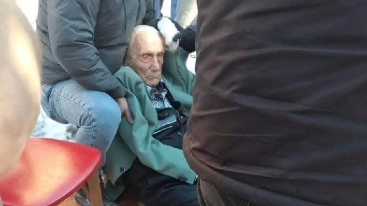 Yaşlı adam buzlu yolda düşüp öldü! Kahreden anlar kamerada