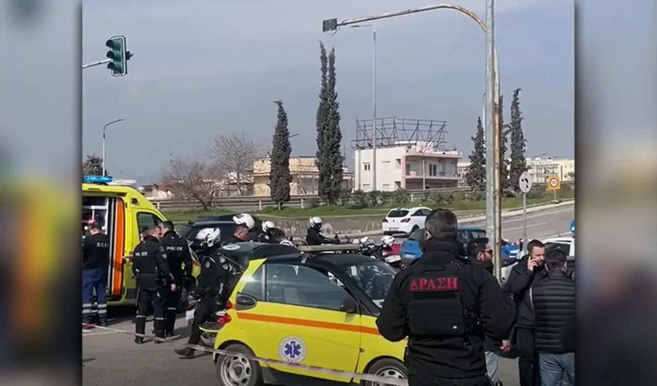 Yunanistan'da Türklerin aracına silahlı saldırı! Önünü kesip adeta taradılar