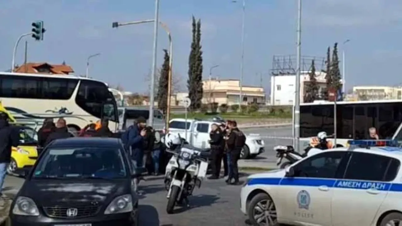 Yunanistan'da Türklerin aracına silahlı saldırı! Önünü kesip adeta taradılar