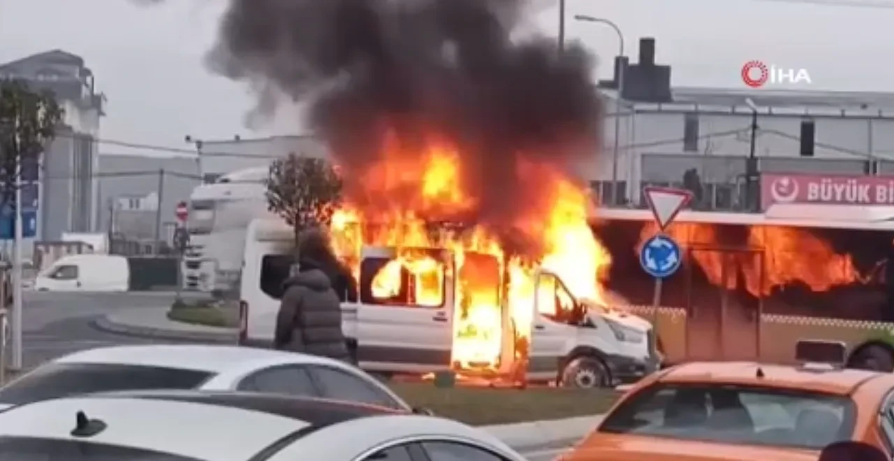 Arnavutköy’de servis aracı alevlere teslim oldu! O anlar kameralara yansıdı