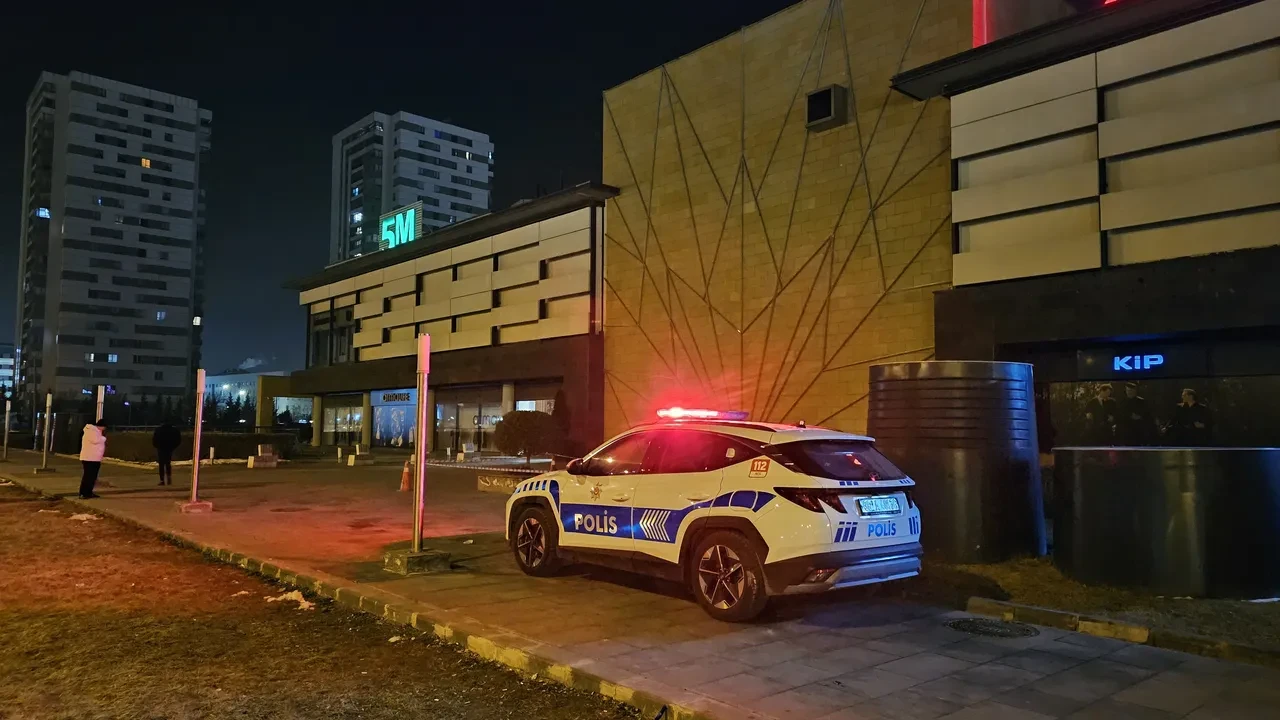 AVM'nin bahçesinde feci olay: Anne ve 2 kızı bıçaklandı