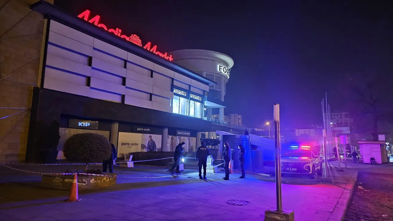 AVM'nin bahçesinde feci olay: Anne ve 2 kızı bıçaklandı