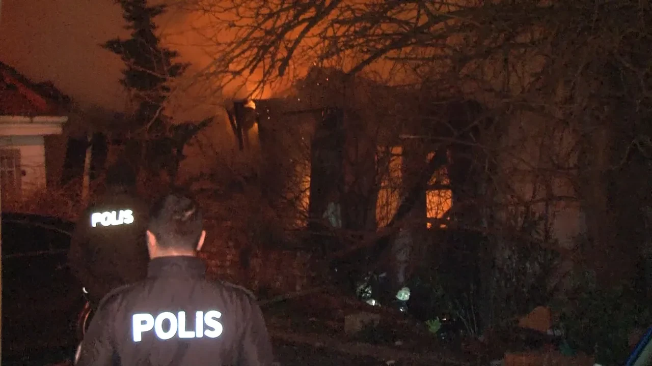 Beşiktaş'ta korkunç yangın! Ünlü oyuncu balkona çıkınca fark etti, hemen ekiplere haber verdi