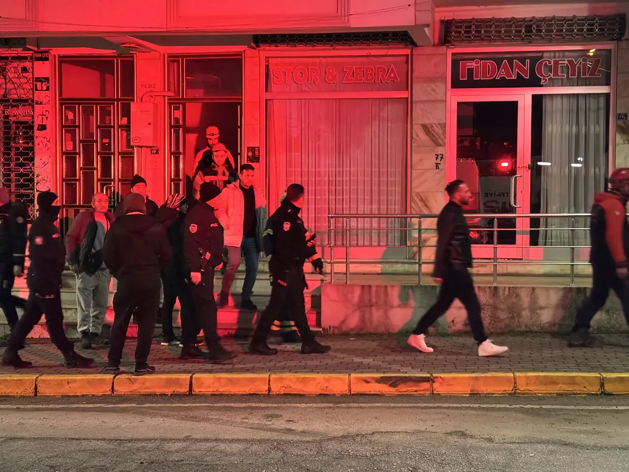 Evin banyosundaki fayanslar düştü, 5 katlı bina tahliye edildi