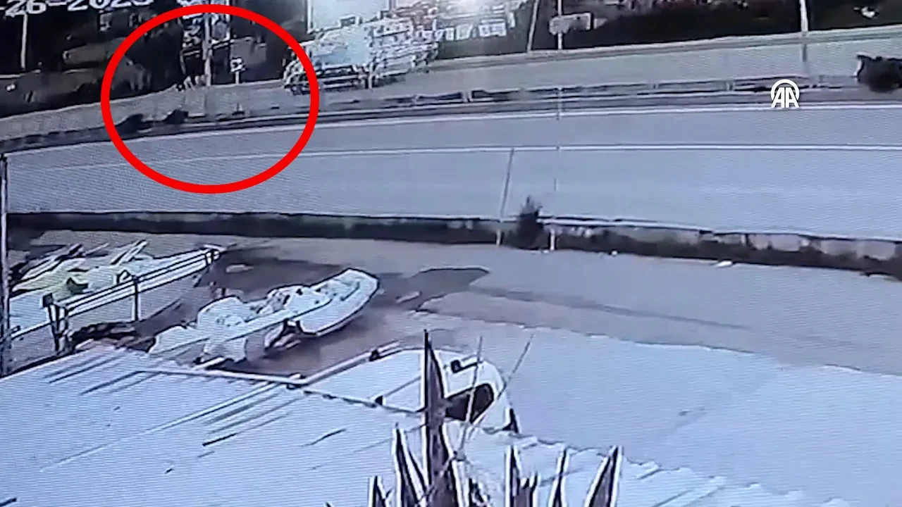 Köpeğin havlamasından korktu, kamyonun altında kaldı
