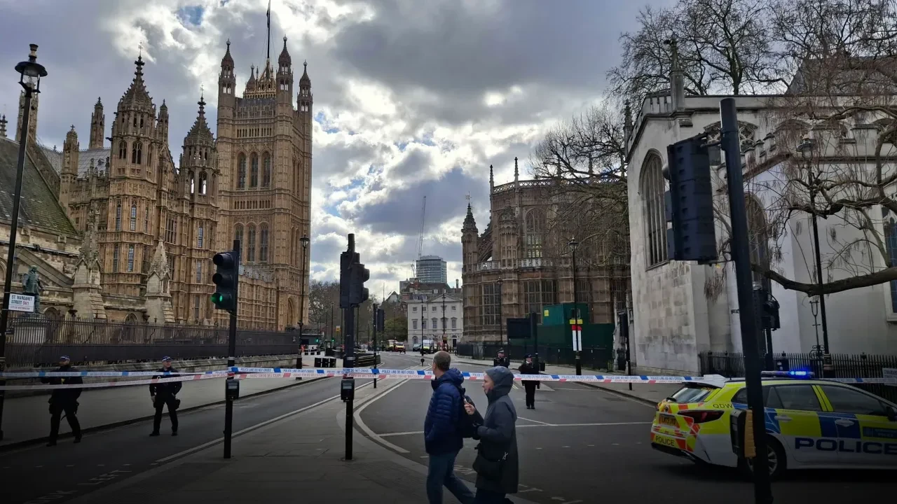 Londra'da bomba alarmı! Parlamento etrafındaki yollar kapatıldı