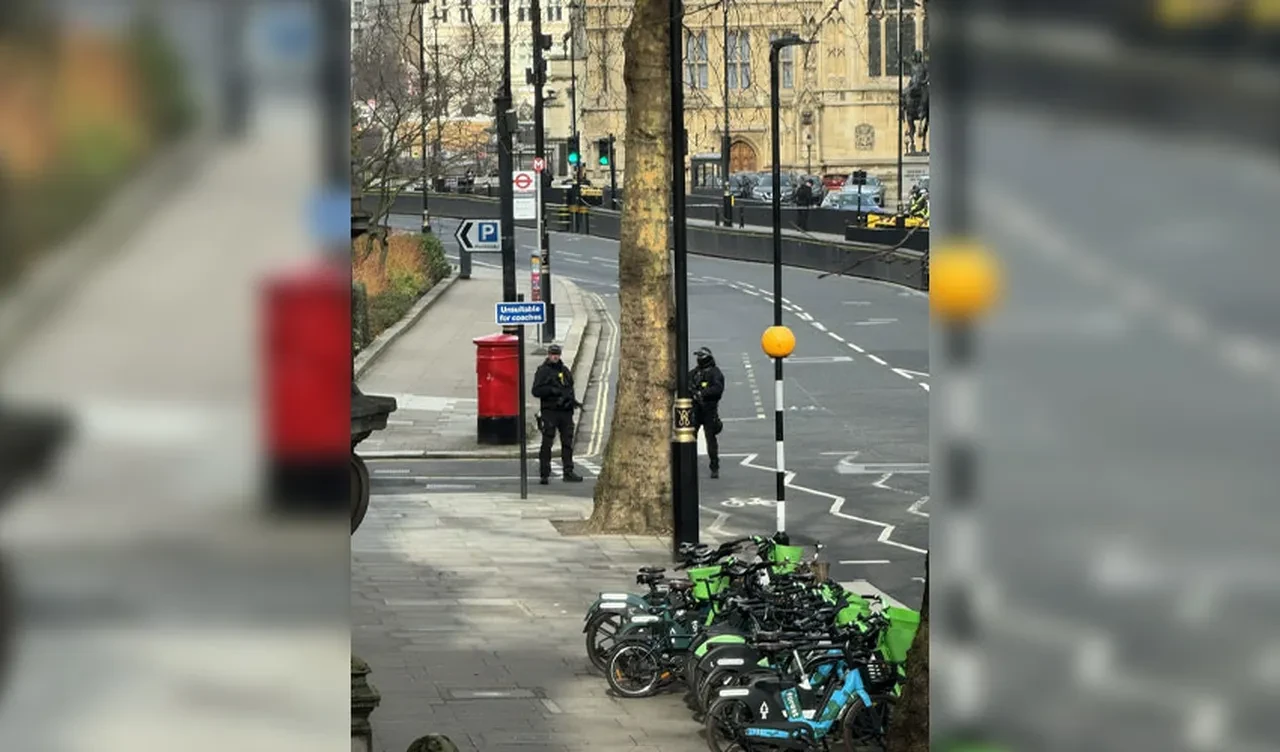 Londra'da bomba alarmı! Parlamento etrafındaki yollar kapatıldı