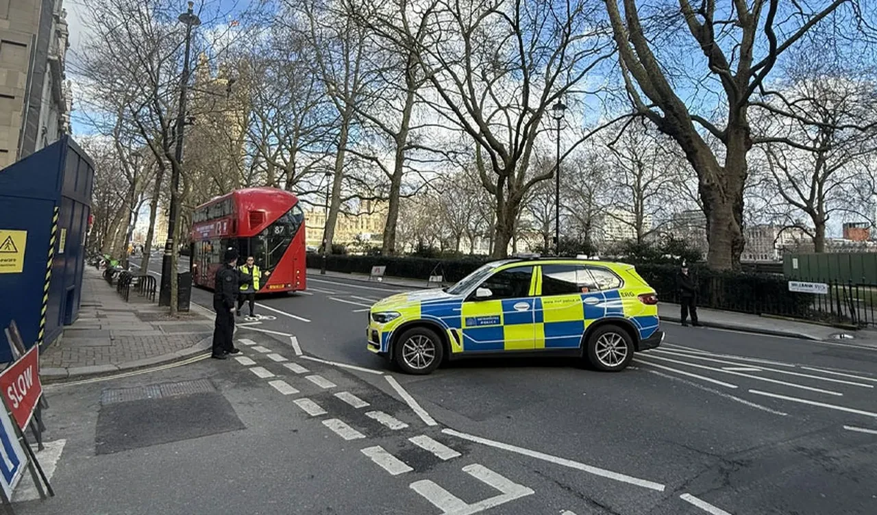 Londra'da bomba alarmı! Parlamento etrafındaki yollar kapatıldı