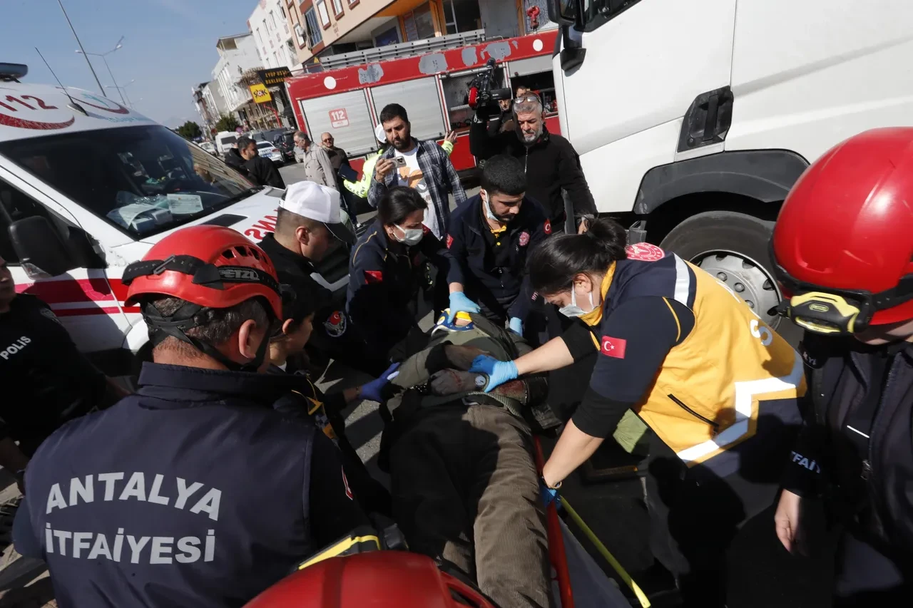 Yaşlı adam tırın altında kaldı, arkadaşının feryadı yürek burktu