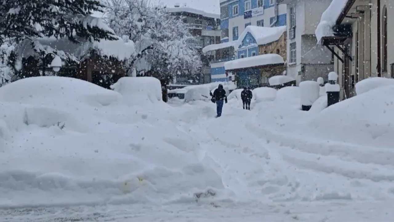  Artvin'de son 25 yılın en sert kışı! 7 gündür okullar tatil, kar kalınlığı 6 metreyi aştı