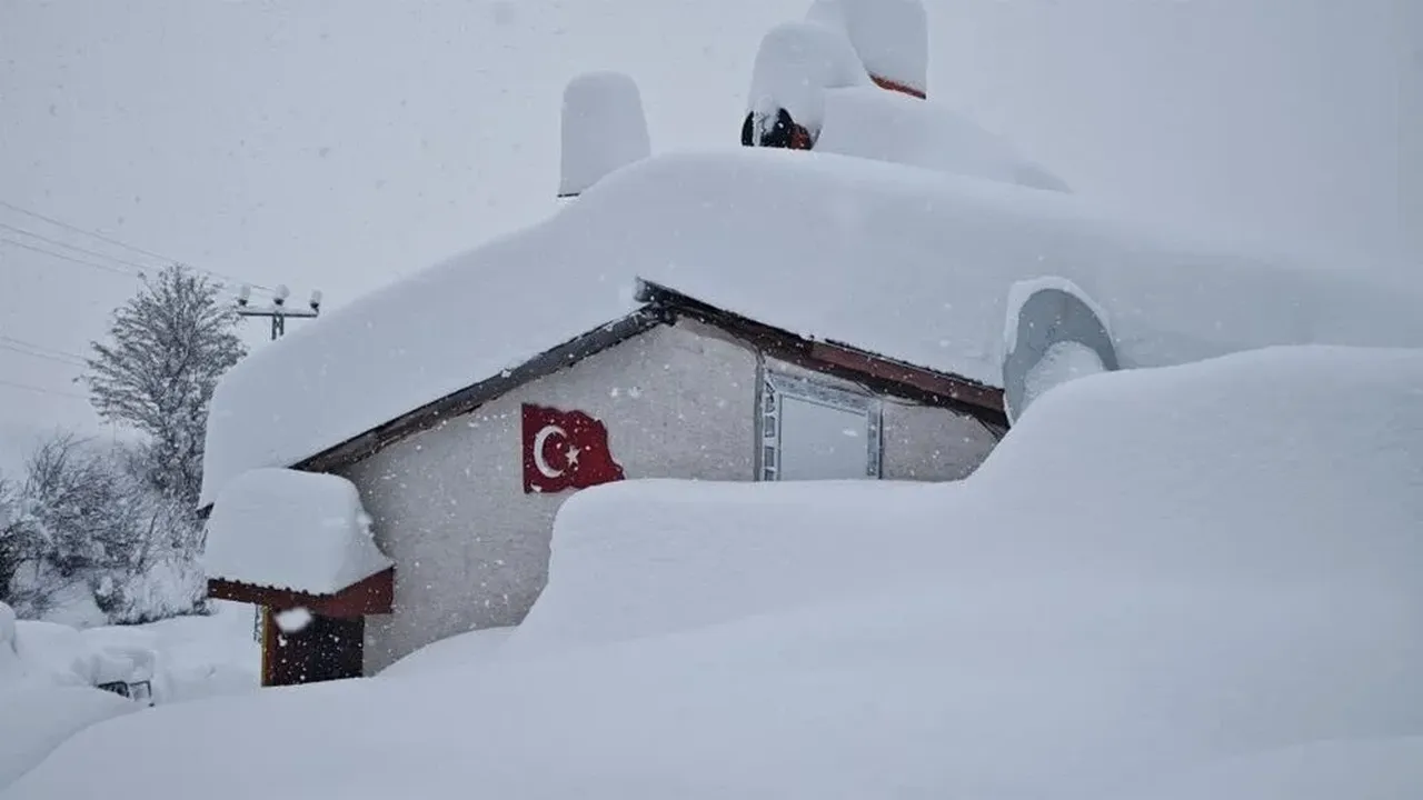 Artvin'de son 25 yılın en sert kışı! 7 gündür okullar tatil, kar kalınlığı 6 metreyi aştı
