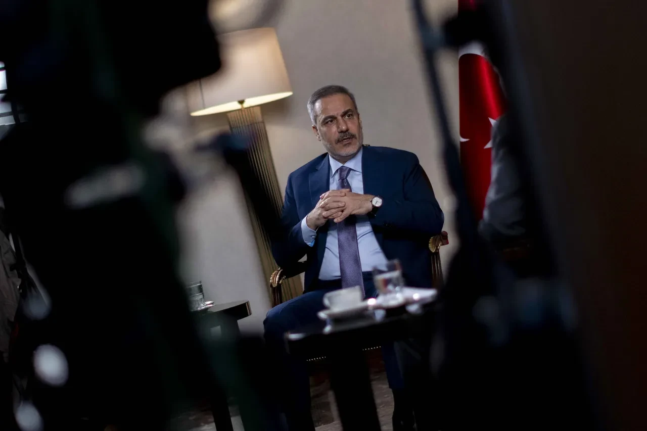 Hakan Fidan, Mazlum Abdi'nin maskesini düşürdü: 'İki kişiye hesap vermek zorunda'