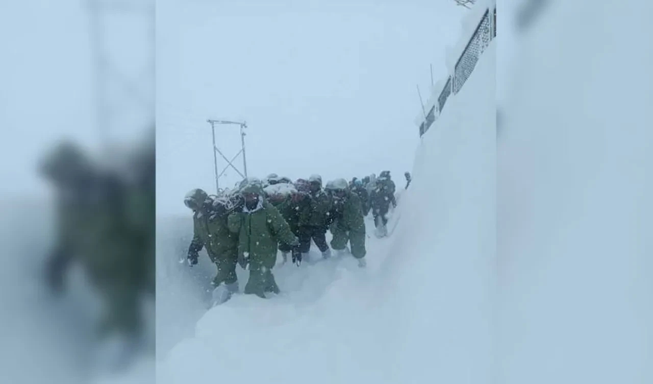 Himalayalar'da buzul patladı! Onlarca işçi altında kaldı