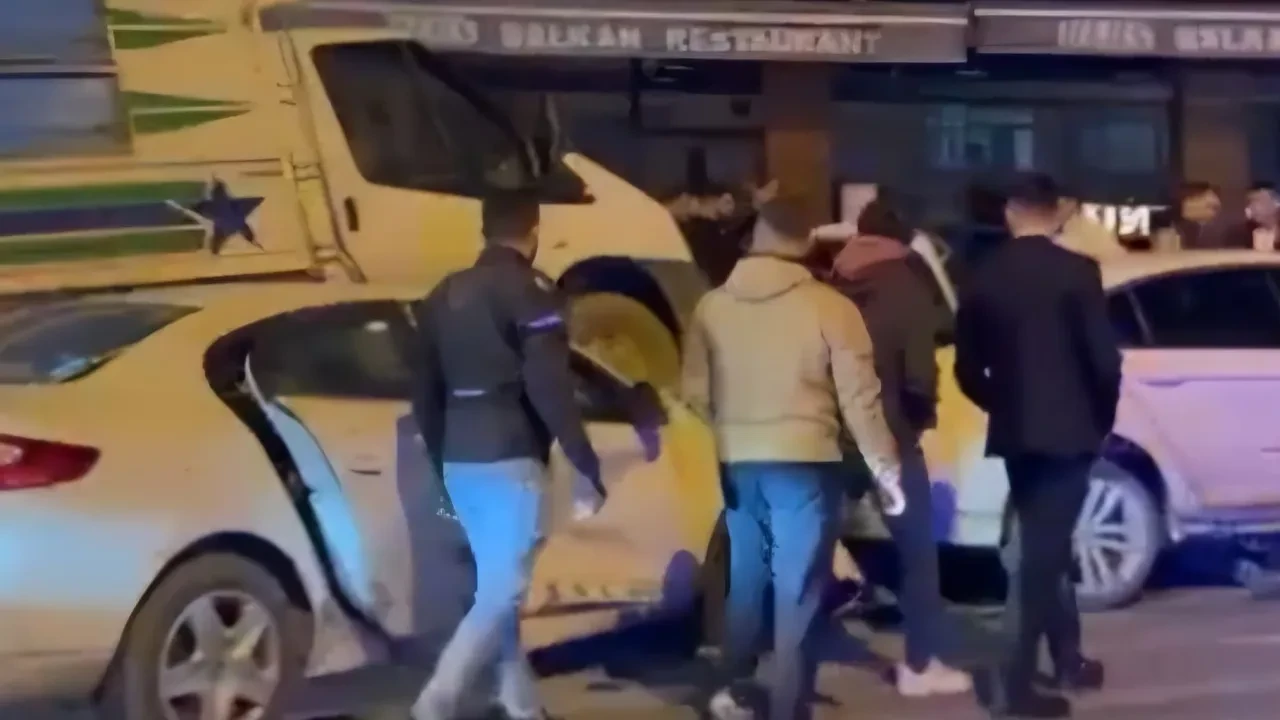 Hızla gelen araç polis memuruna çarptı: Olay anı kameraya yansıdı