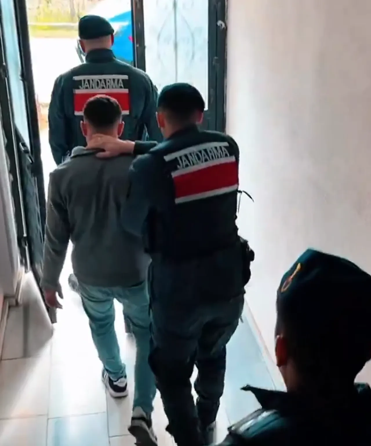 Silahla 'La bizi kim alabilir' paylaşımı yapan 2 kişi jandarmalar tarafından evlerinden alındı!