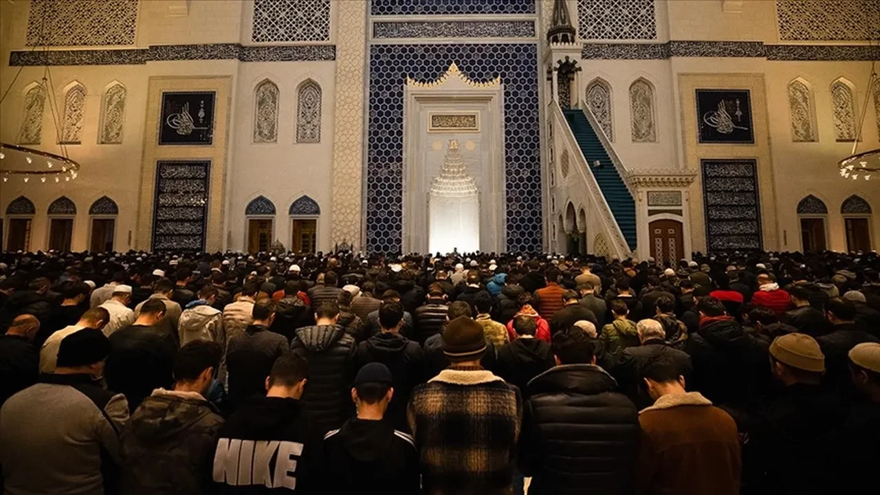 Teravih namazı tek niyetle kılınır mı?