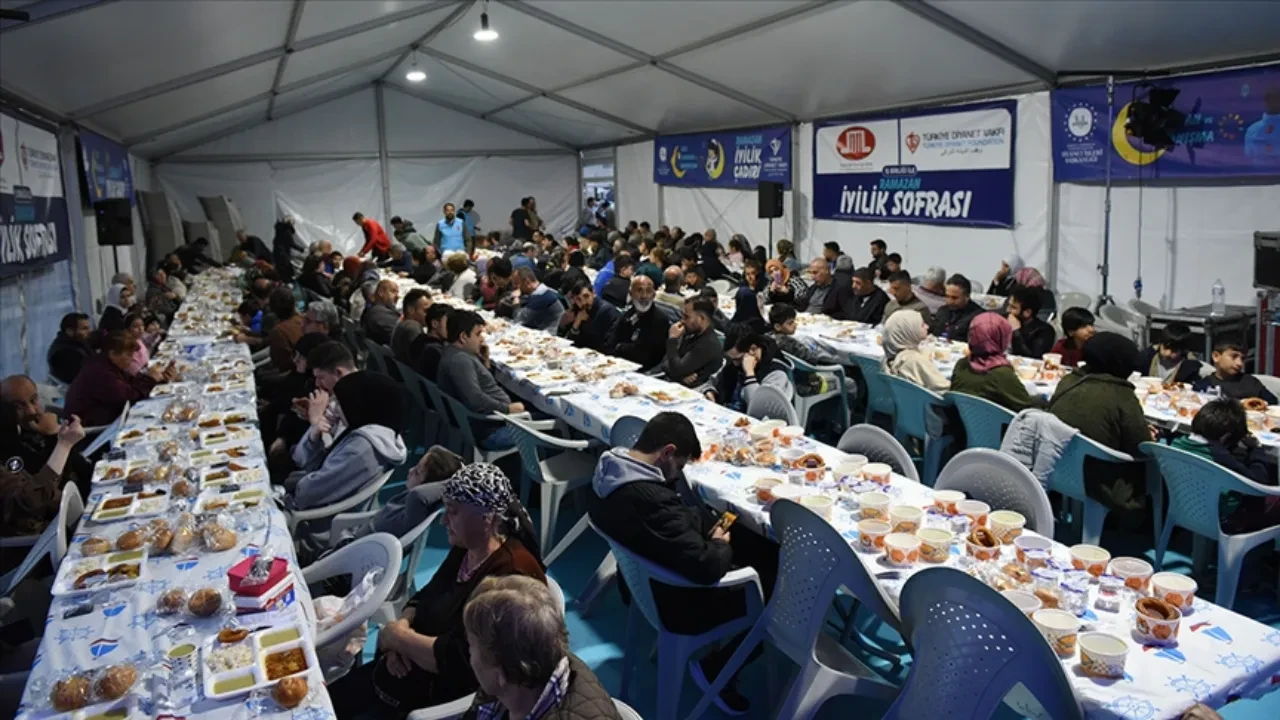 Ücretsiz iftar sofraları belli oldu! İstanbul, Ankara, İzmir: İşte il il ücretsiz iftar çadırları