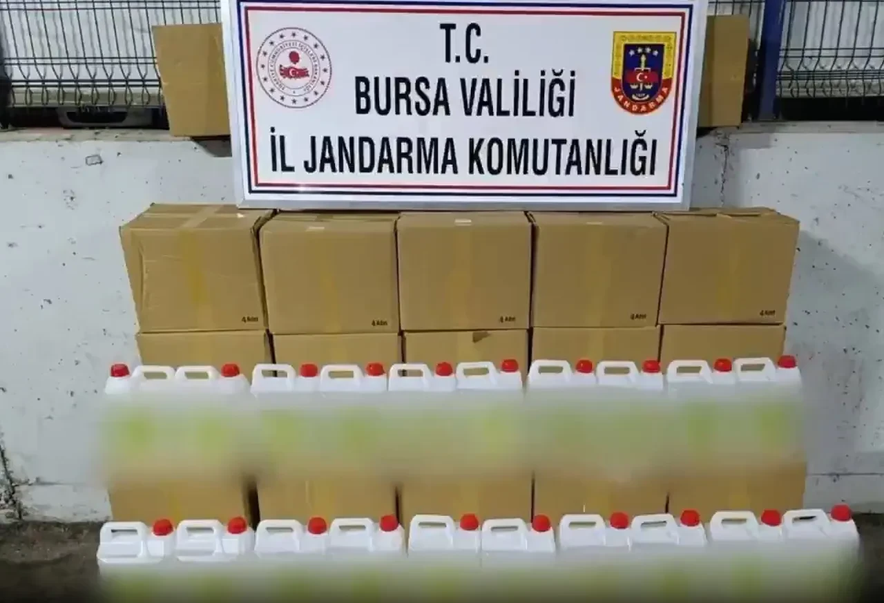 Yüzey temizleyici etiketiyle sahte alkol imalaatçılarına operasyon! 98 bin 600 litre etil alkol ele geçirildi
