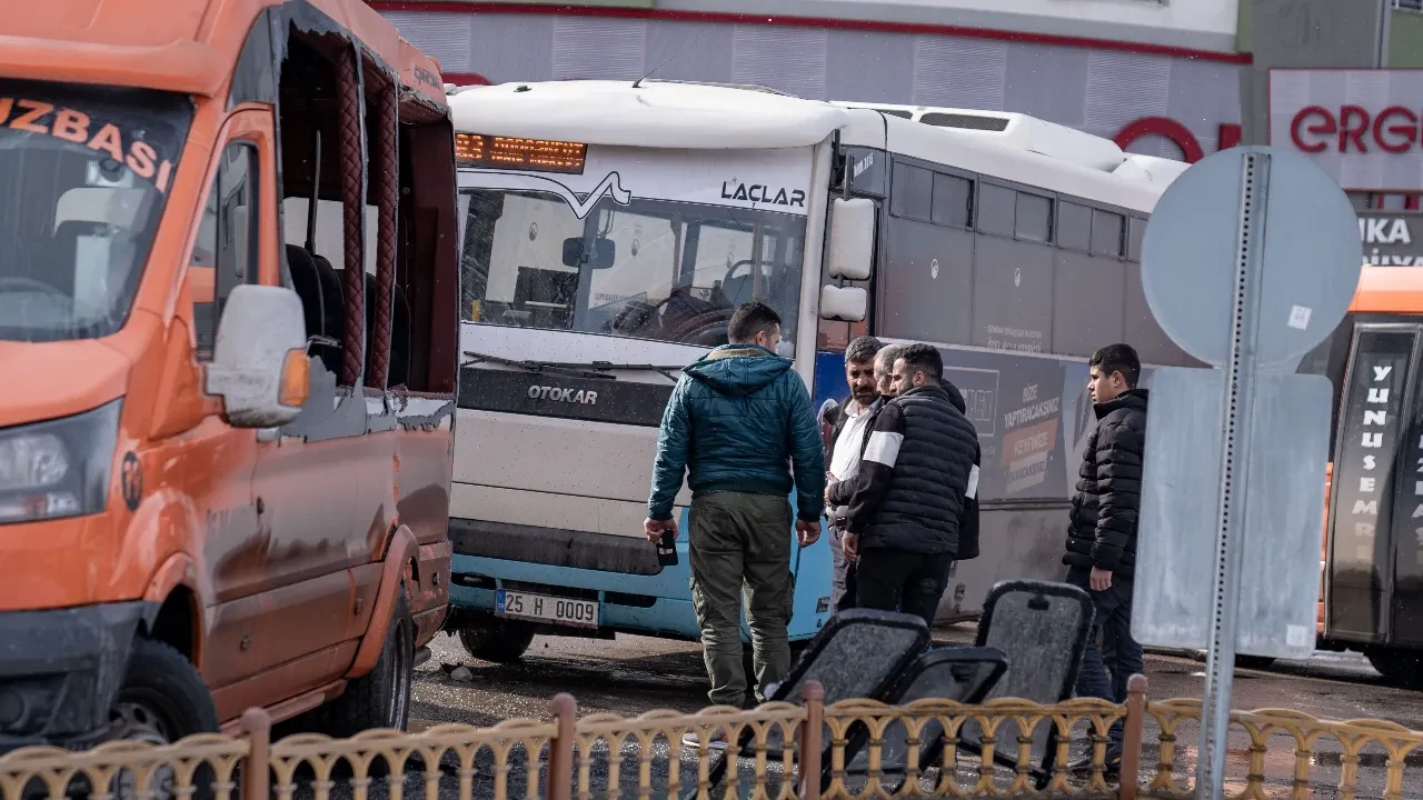 Erzurum'da halk otobüsü ile minibüs çarpıştı: Yaralılar var