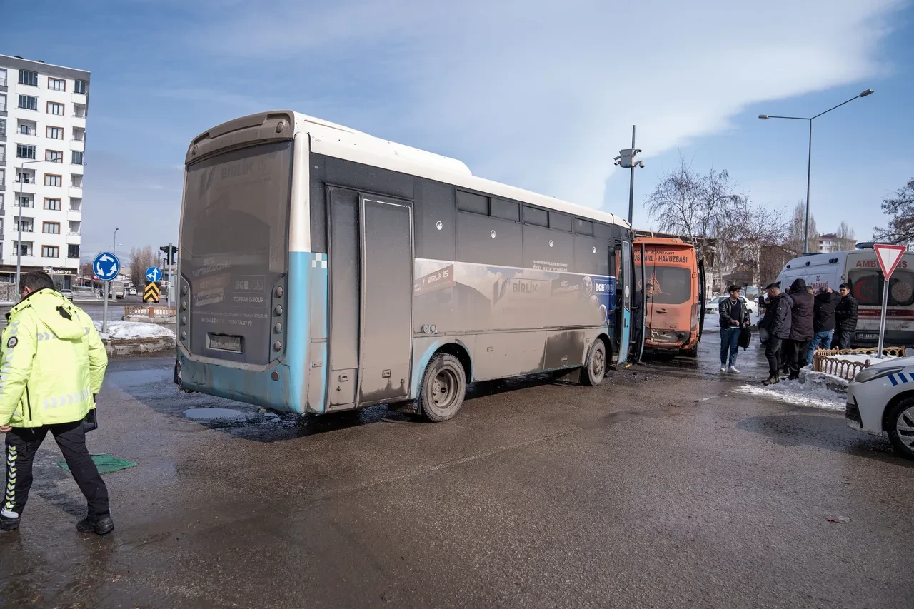 Erzurum'da halk otobüsü ile minibüs çarpıştı: Yaralılar var